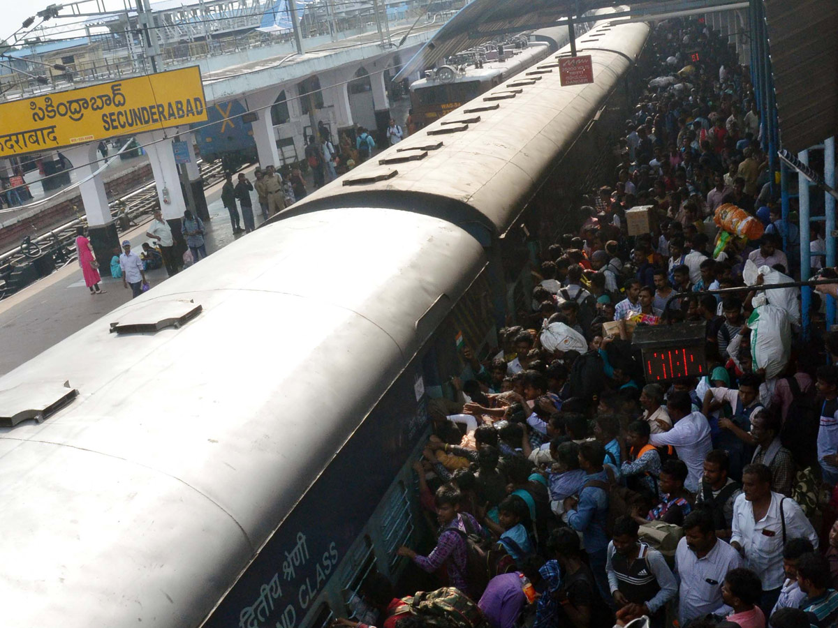 Heavy Rush at Secunderabad Railway Station Photo Gallery - Sakshi11