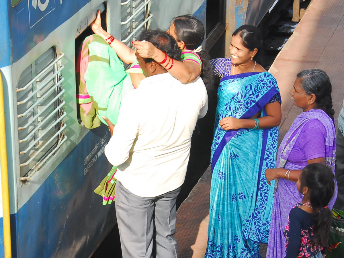 Heavy Rush at Secunderabad Railway Station Photo Gallery - Sakshi2