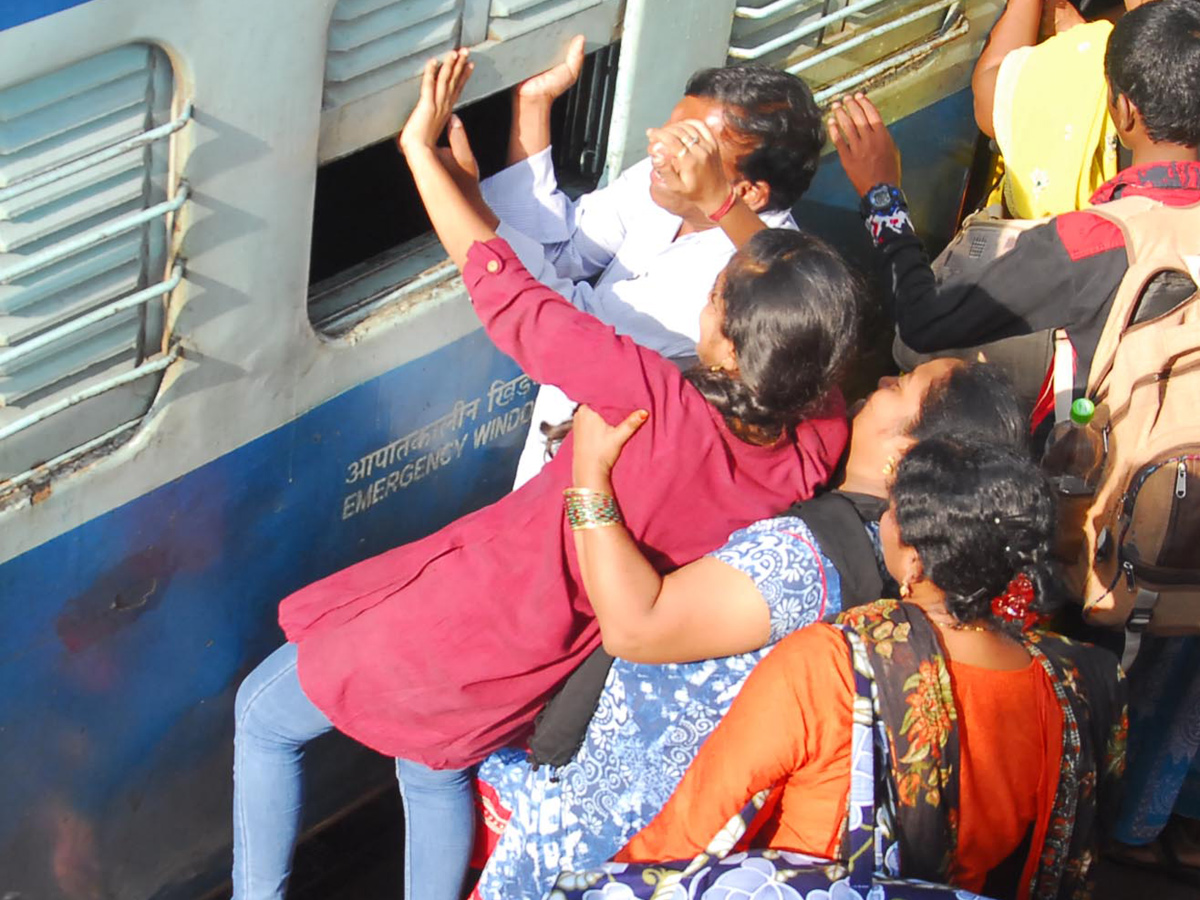 Heavy Rush at Secunderabad Railway Station Photo Gallery - Sakshi4