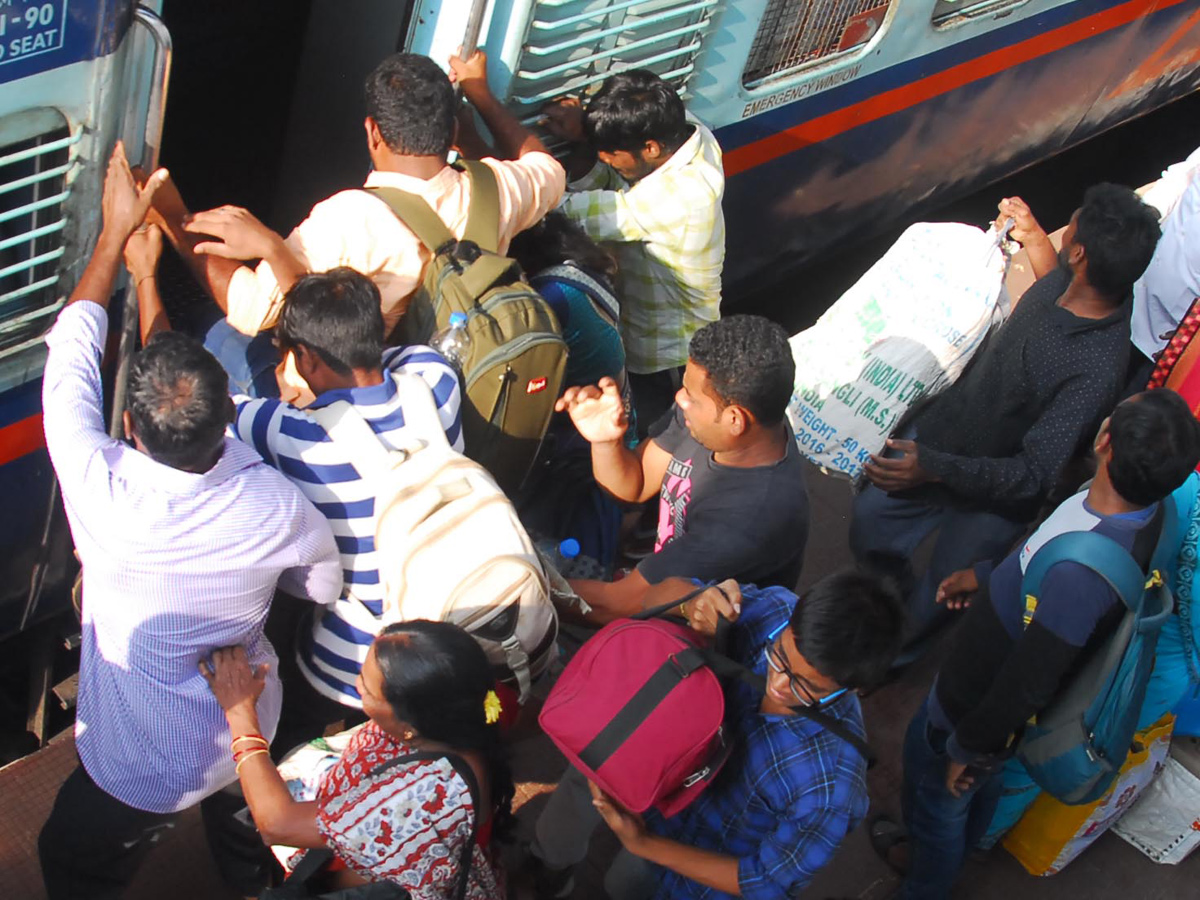 Heavy Rush at Secunderabad Railway Station Photo Gallery - Sakshi5