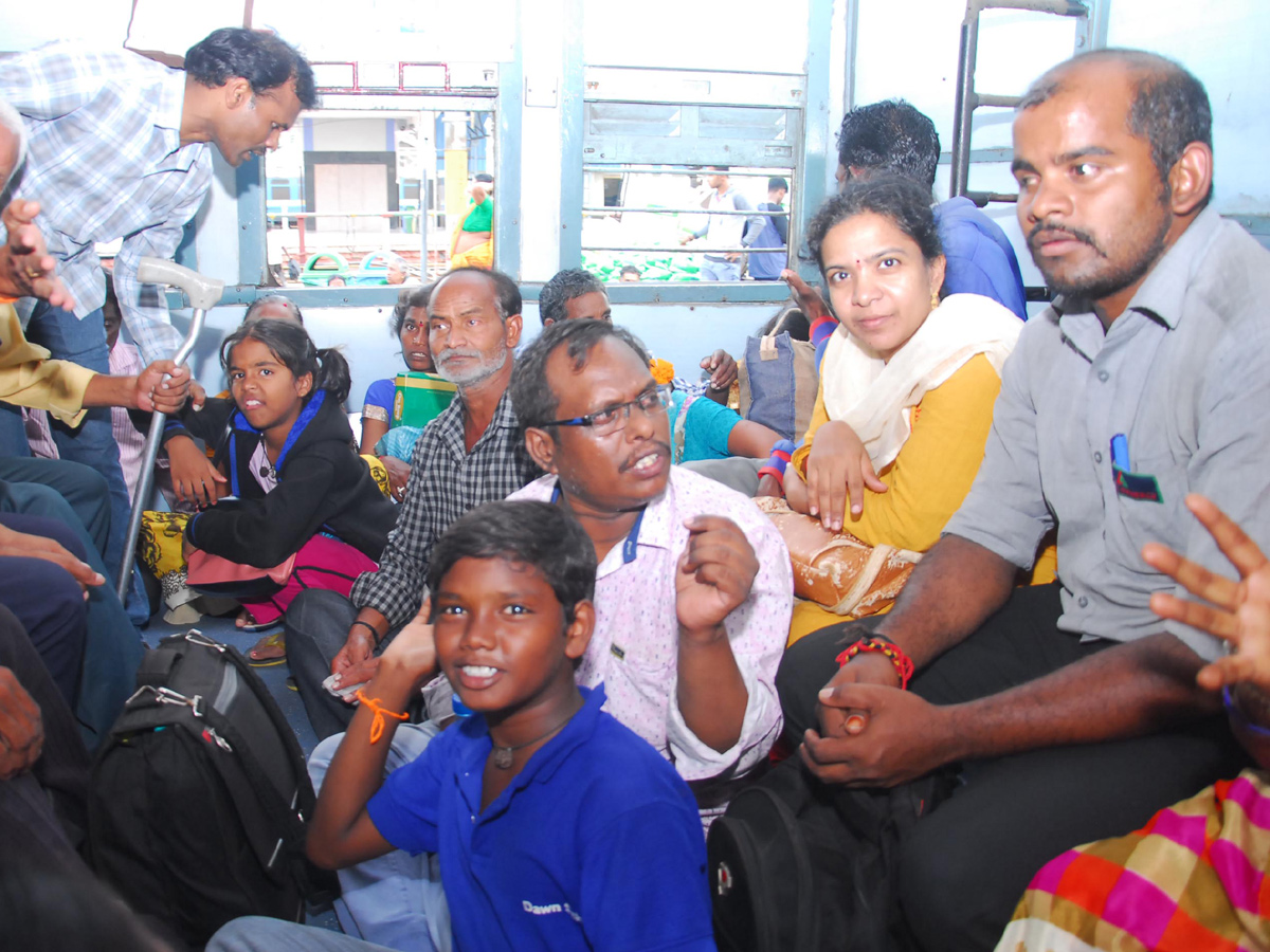 Heavy Rush at Secunderabad Railway Station Photo Gallery - Sakshi7