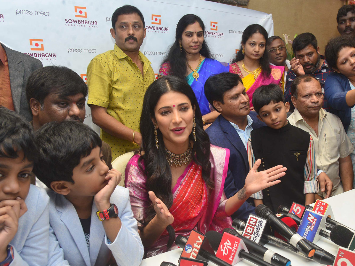 Shruthi Hassan Opens Shopping Mall In Khammam Photo Gallery - Sakshi2