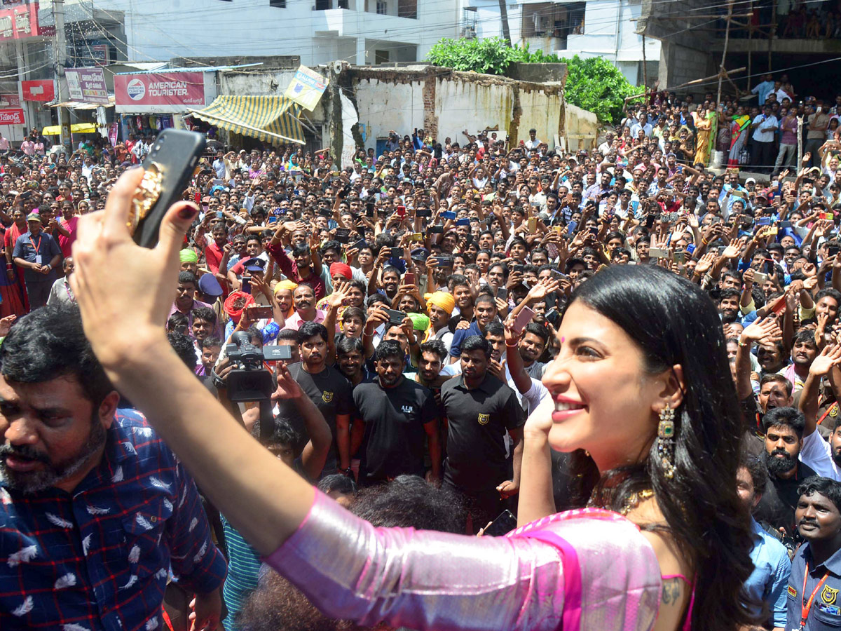 Shruthi Hassan Opens Shopping Mall In Khammam Photo Gallery - Sakshi1