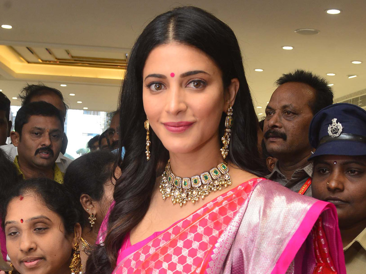 Shruthi Hassan Opens Shopping Mall In Khammam Photo Gallery - Sakshi7