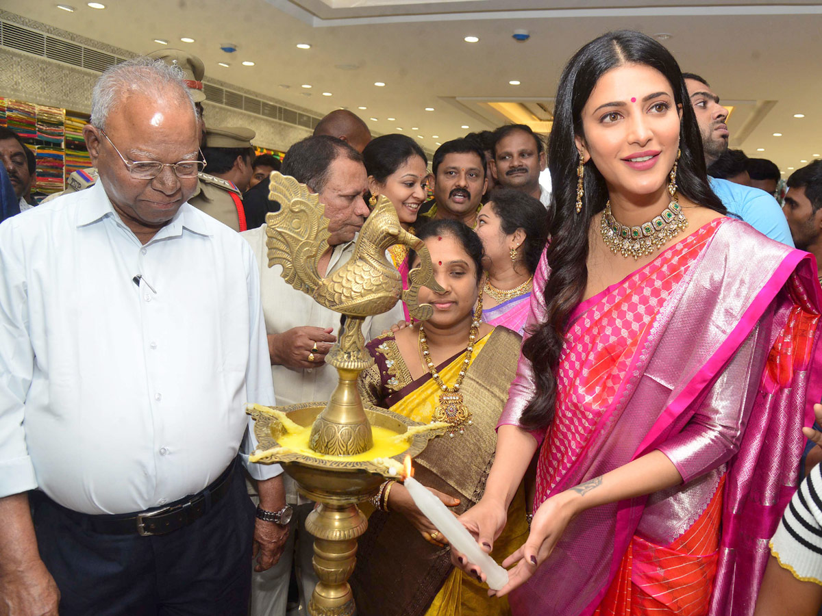 Shruthi Hassan Opens Shopping Mall In Khammam Photo Gallery - Sakshi8