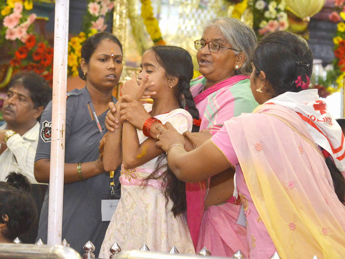 Vijayawada Indrakeeladri draws huge crowds on second day PHoto Gallery - Sakshi18