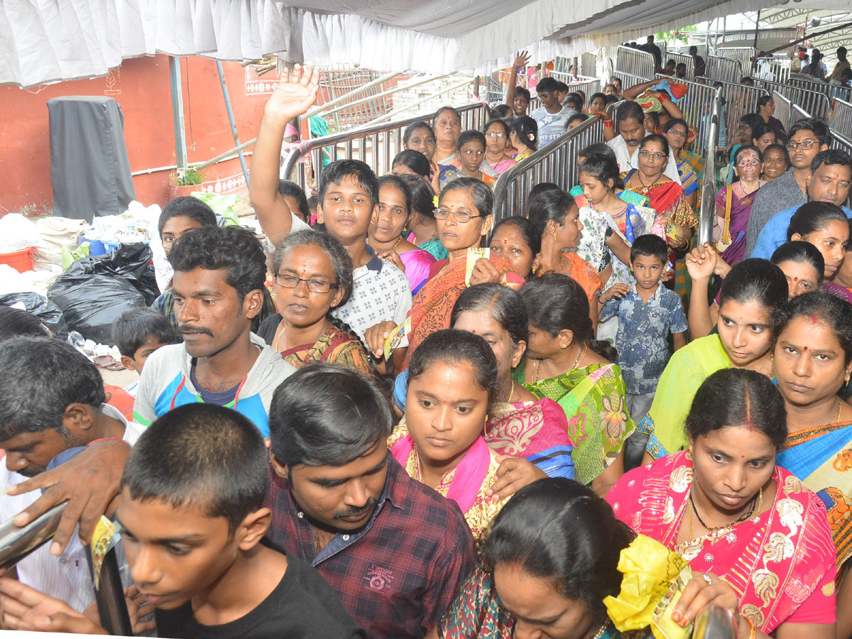 Vijayawada Indrakeeladri draws huge crowds on second day PHoto Gallery - Sakshi4