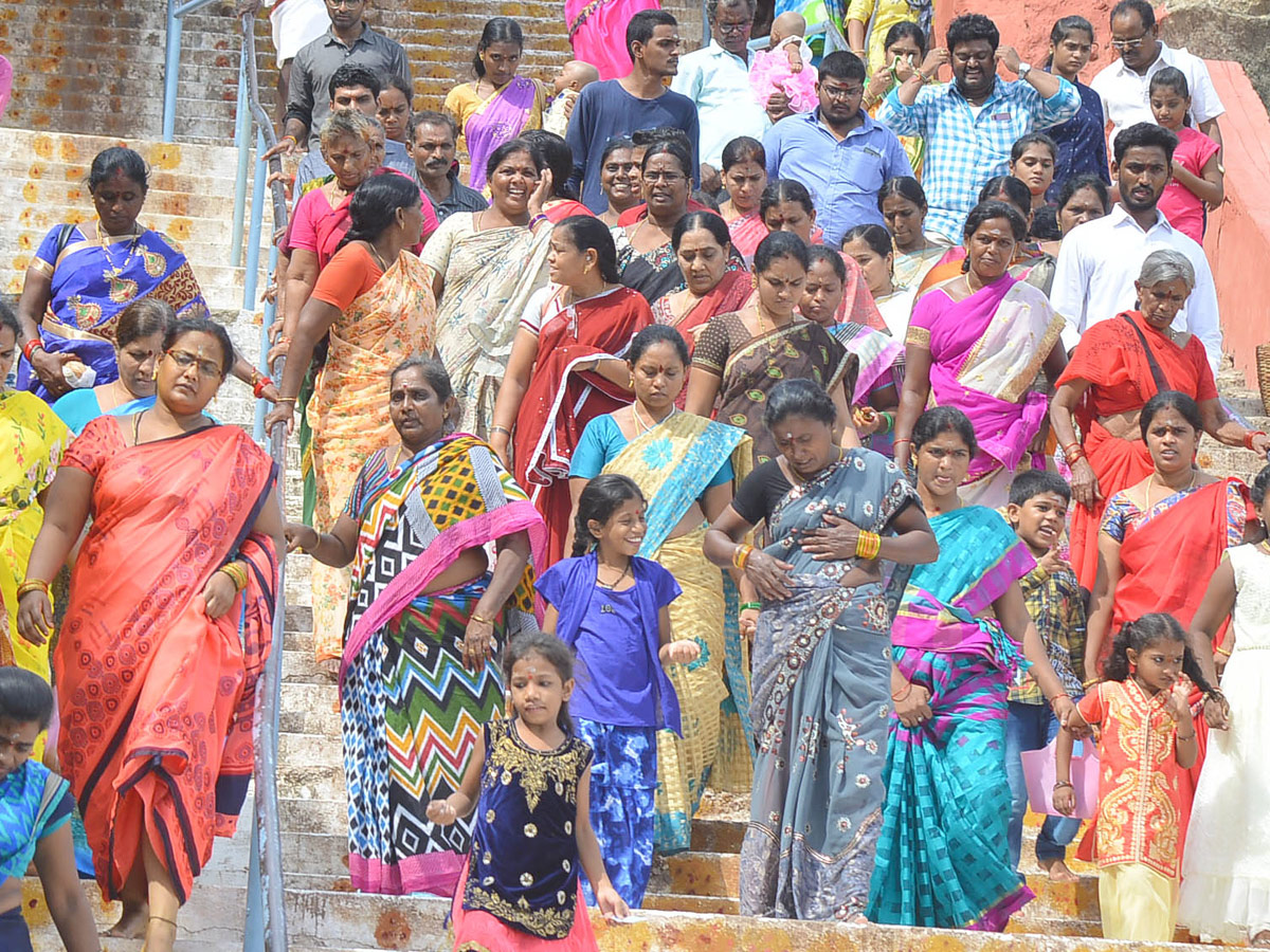 Vijayawada Indrakeeladri draws huge crowds on second day PHoto Gallery - Sakshi5