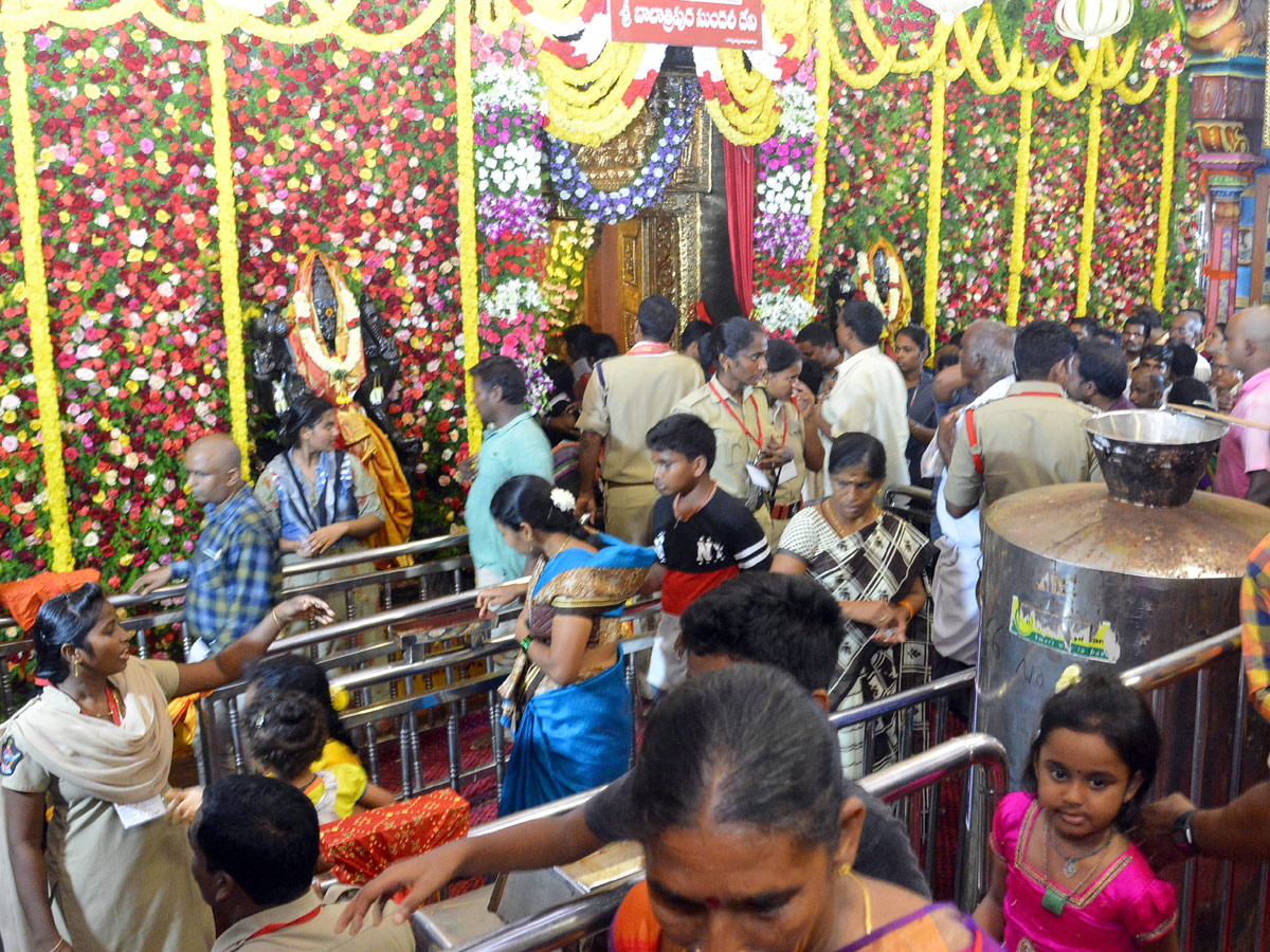 Vijayawada Indrakeeladri draws huge crowds on second day PHoto Gallery - Sakshi10