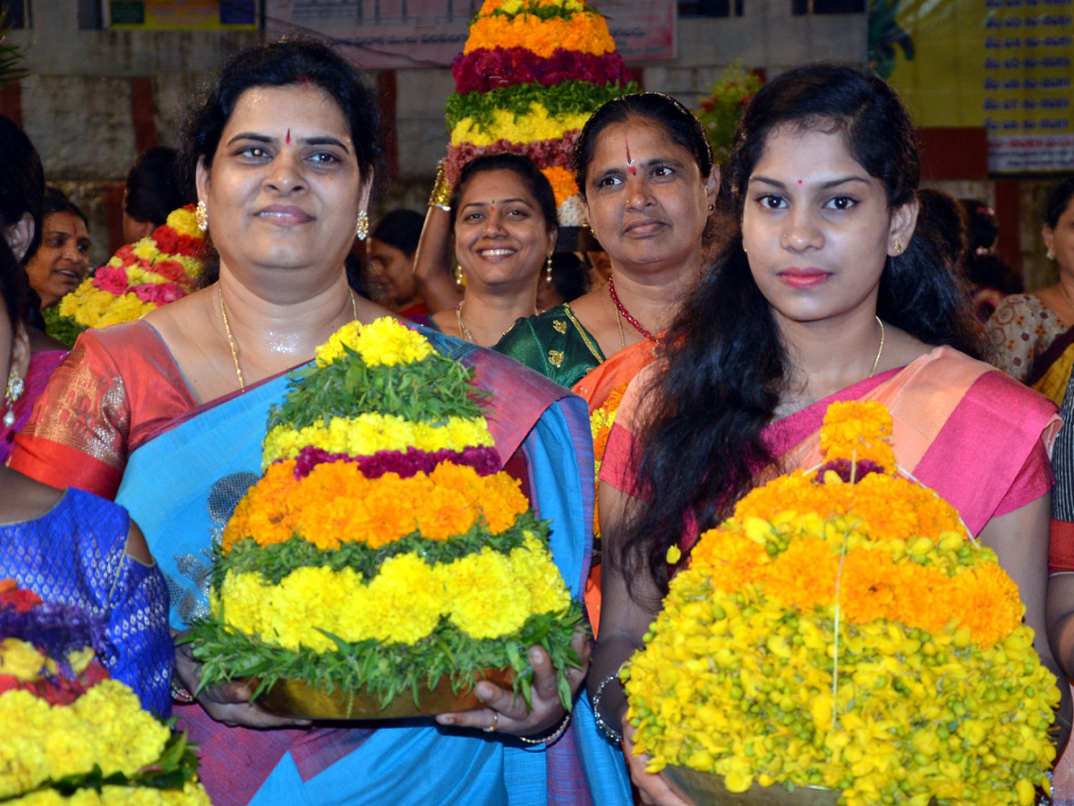 bathukamma celebrations in hyderabad Photo Gallery - Sakshi10