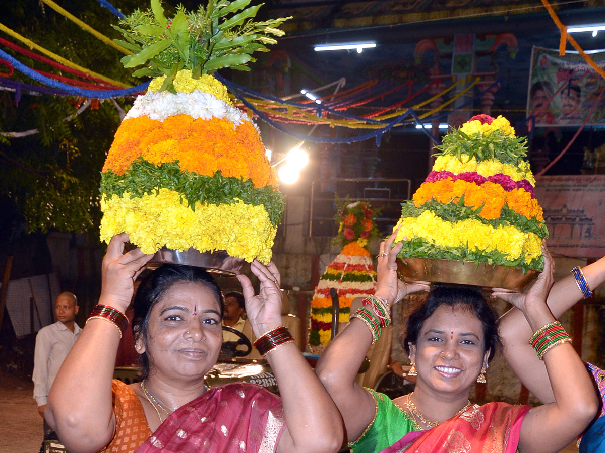 bathukamma celebrations in hyderabad Photo Gallery - Sakshi4