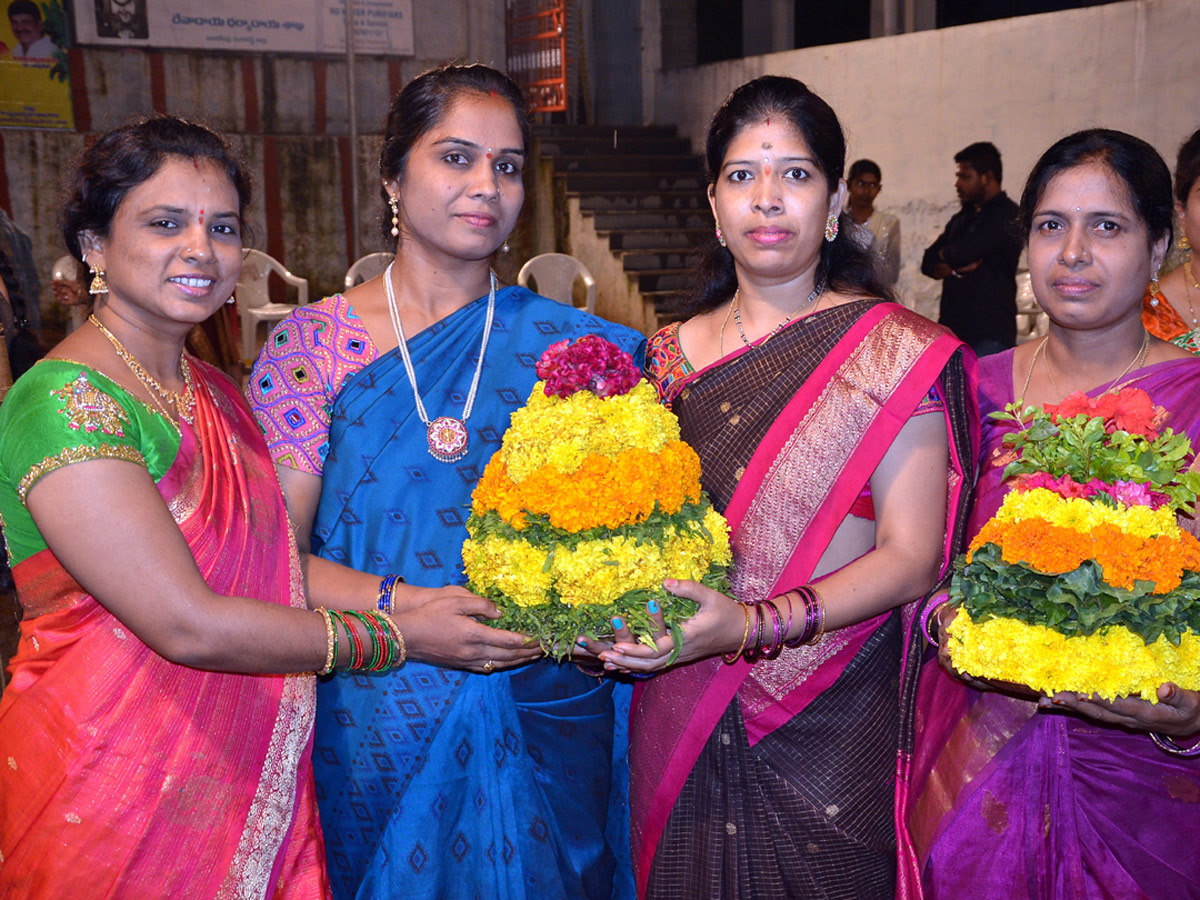 bathukamma celebrations in hyderabad Photo Gallery - Sakshi7