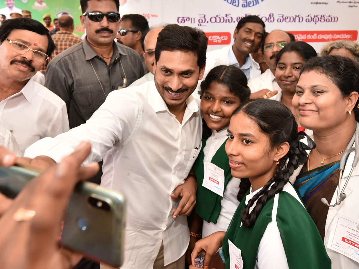 CM Jagan Launch YSR Kanti Velugu Scheme In Anantapur - Sakshi4