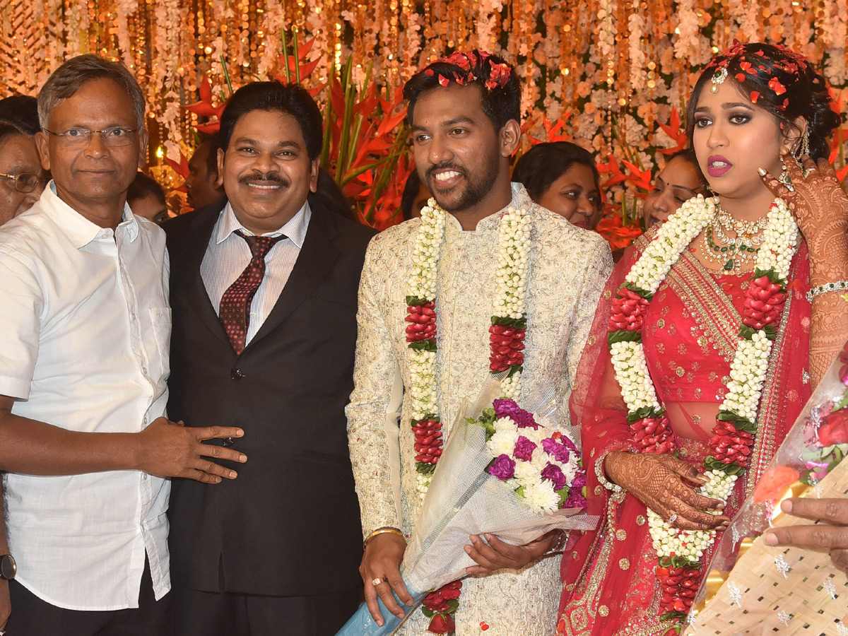 AP Home Minister Mekathoti Sucharitha Daughter Wedding Reception Photo Gallery - Sakshi12