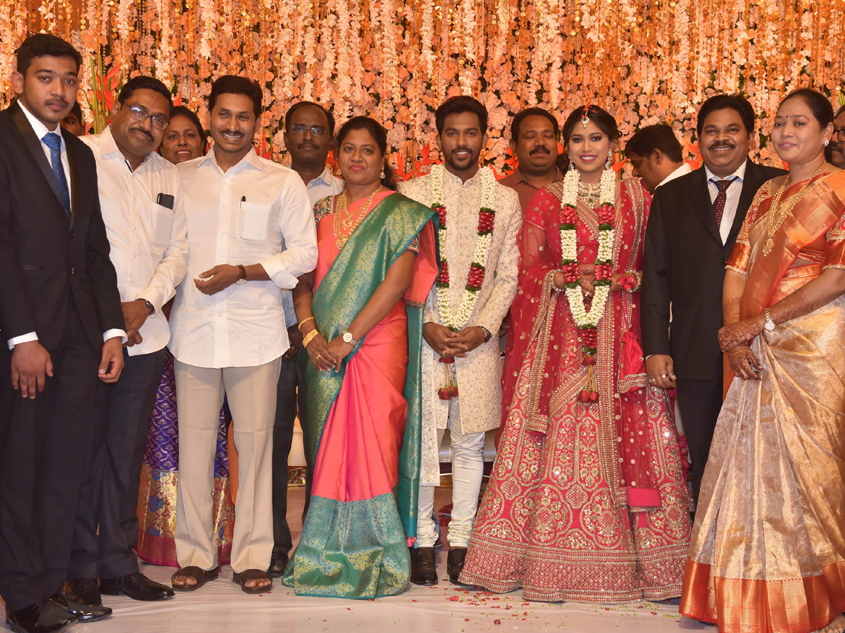 AP Home Minister Mekathoti Sucharitha Daughter Wedding Reception Photo Gallery - Sakshi3