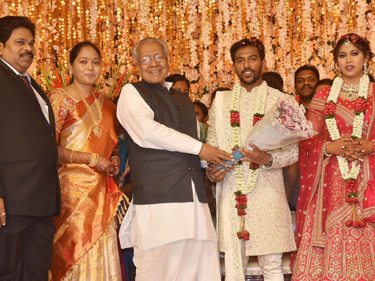 AP Home Minister Mekathoti Sucharitha Daughter Wedding Reception Photo Gallery - Sakshi4