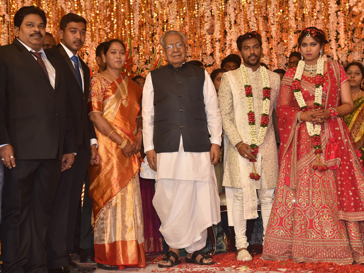 AP Home Minister Mekathoti Sucharitha Daughter Wedding Reception Photo Gallery - Sakshi5