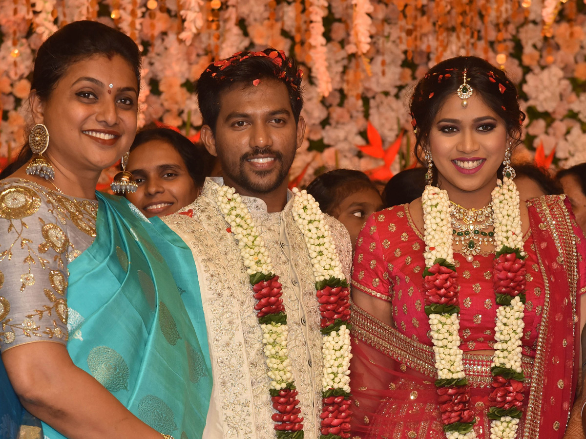 AP Home Minister Mekathoti Sucharitha Daughter Wedding Reception Photo Gallery - Sakshi6