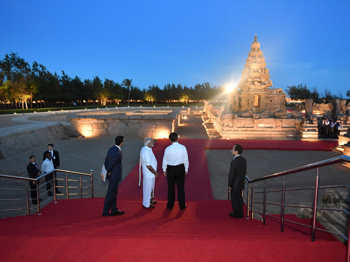 Prime Minister Narendra Modi with Chinese President Xi Jinping in Mamallapuram Photo Gallery - Sakshi5