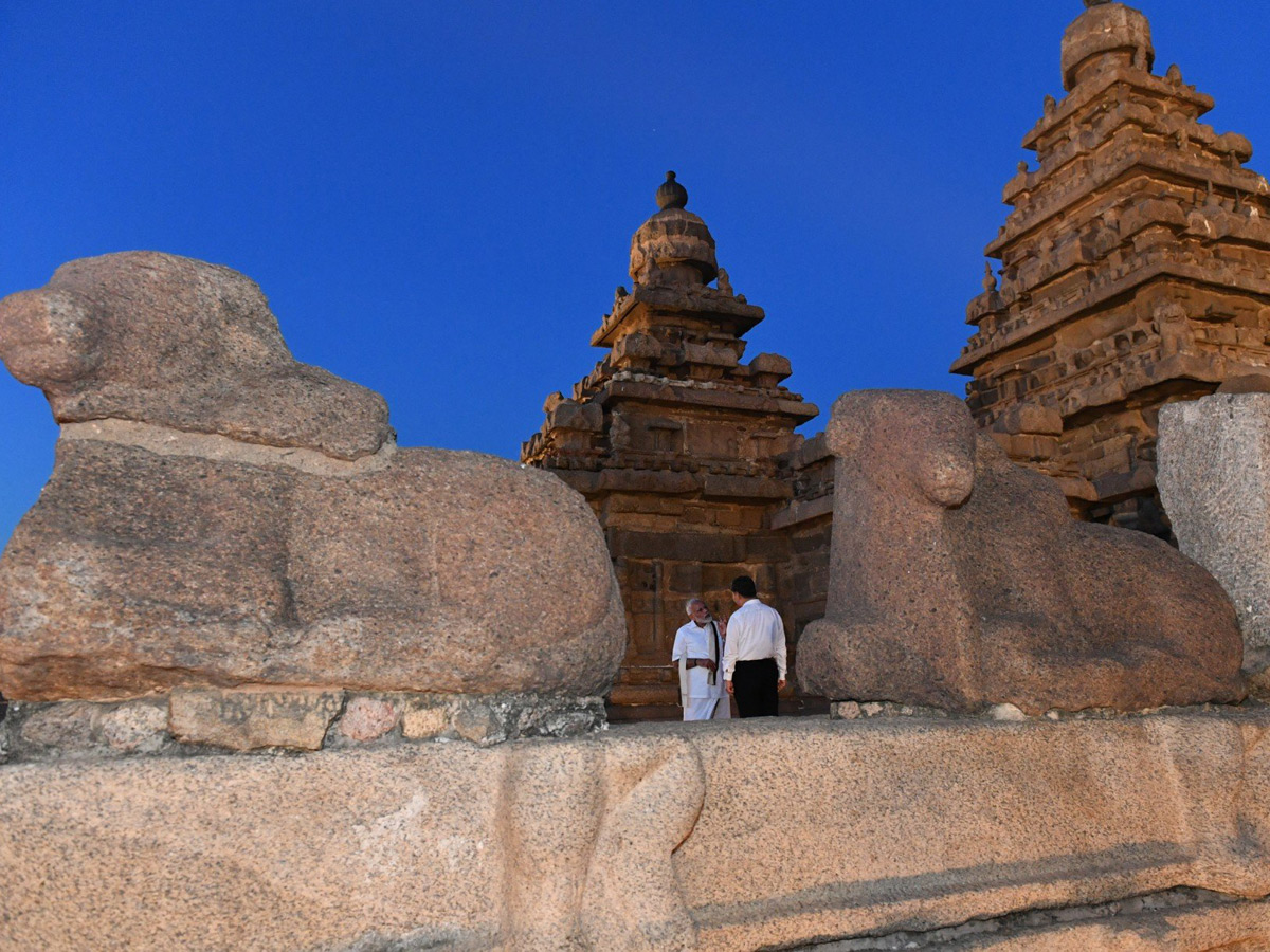 Prime Minister Narendra Modi with Chinese President Xi Jinping in Mamallapuram Photo Gallery - Sakshi6