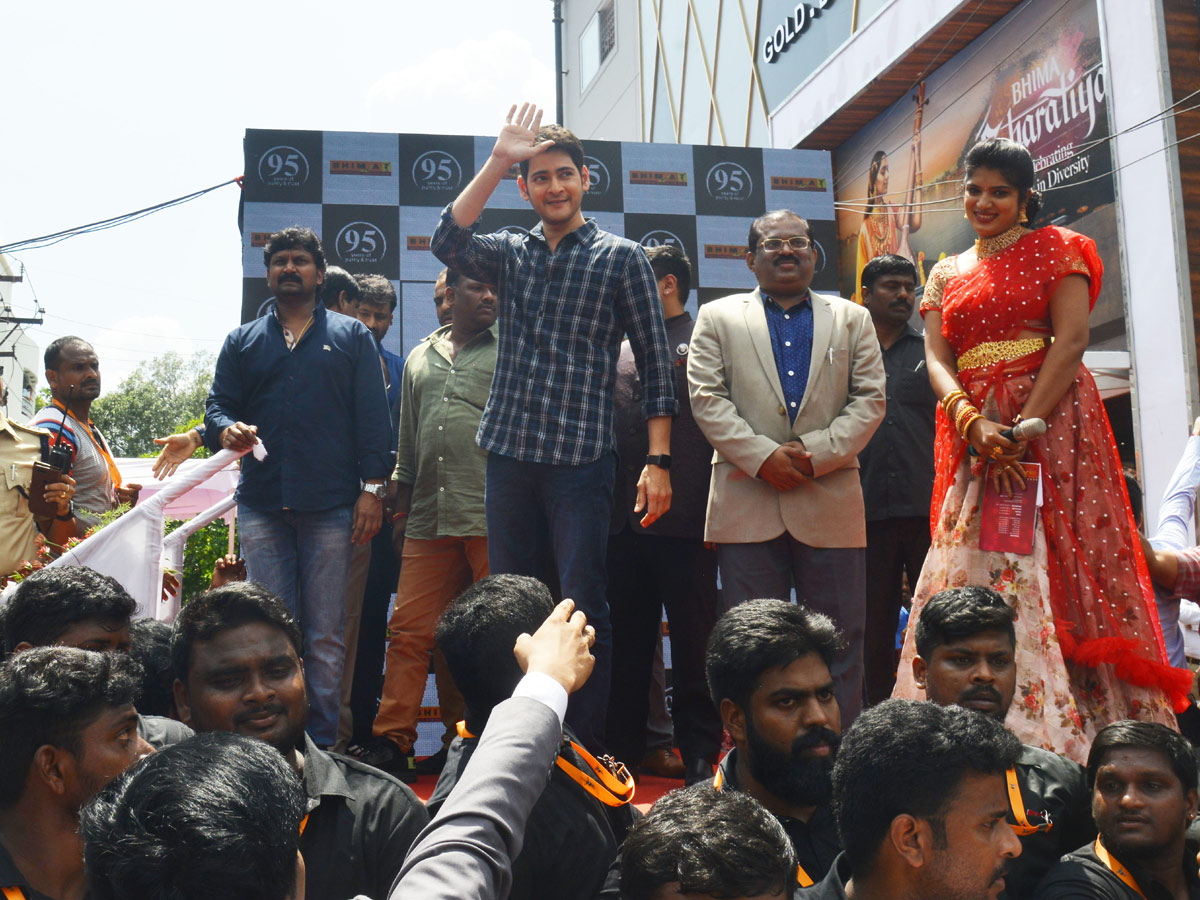 Mahesh Babu Launches Jewellers Showroom At Vijayawada Photo Galelry - Sakshi1