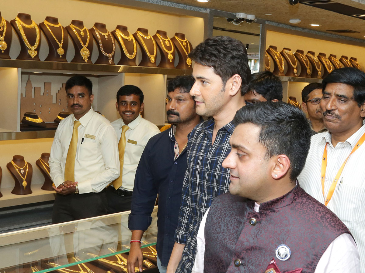 Mahesh Babu Launches Jewellers Showroom At Vijayawada Photo Galelry - Sakshi12