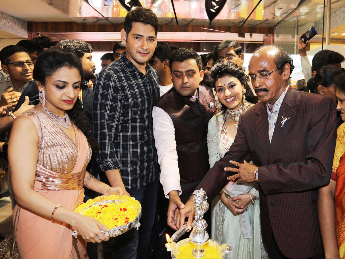 Mahesh Babu Launches Jewellers Showroom At Vijayawada Photo Galelry - Sakshi13