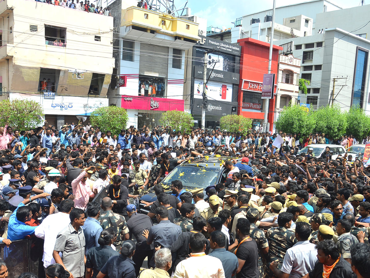 Mahesh Babu Launches Jewellers Showroom At Vijayawada Photo Galelry - Sakshi19