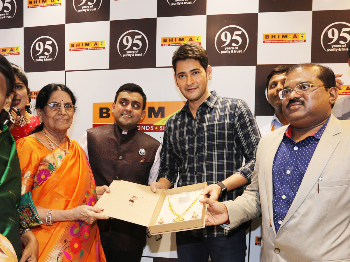 Mahesh Babu Launches Jewellers Showroom At Vijayawada Photo Galelry - Sakshi7