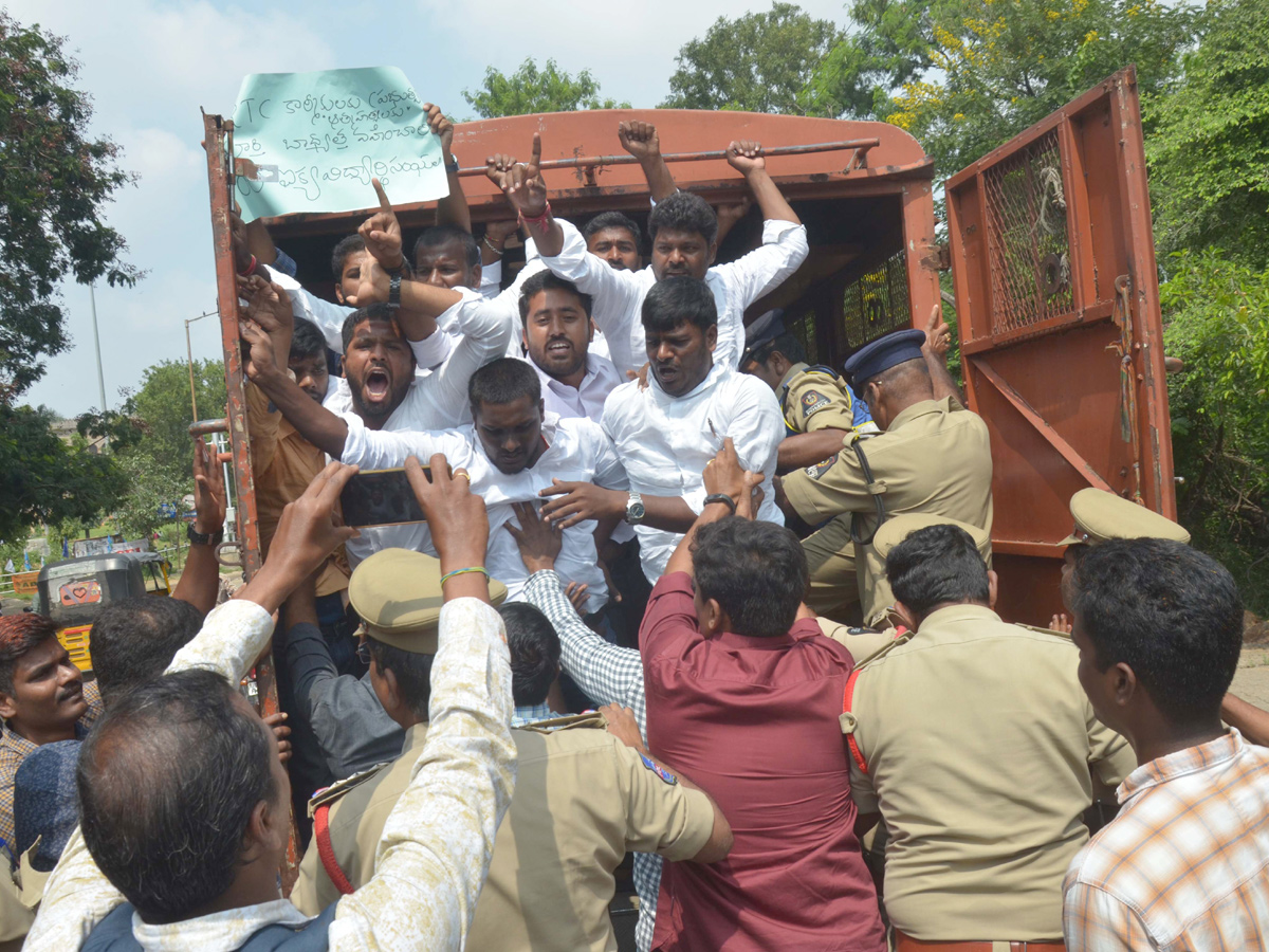 OU students protest in support of RTC strike Photo Gallery - Sakshi2