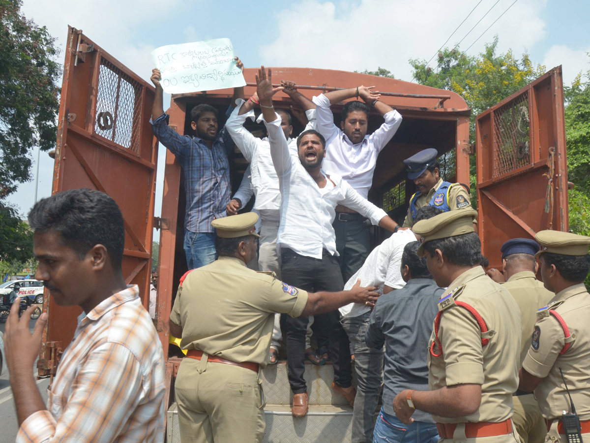 OU students protest in support of RTC strike Photo Gallery - Sakshi11