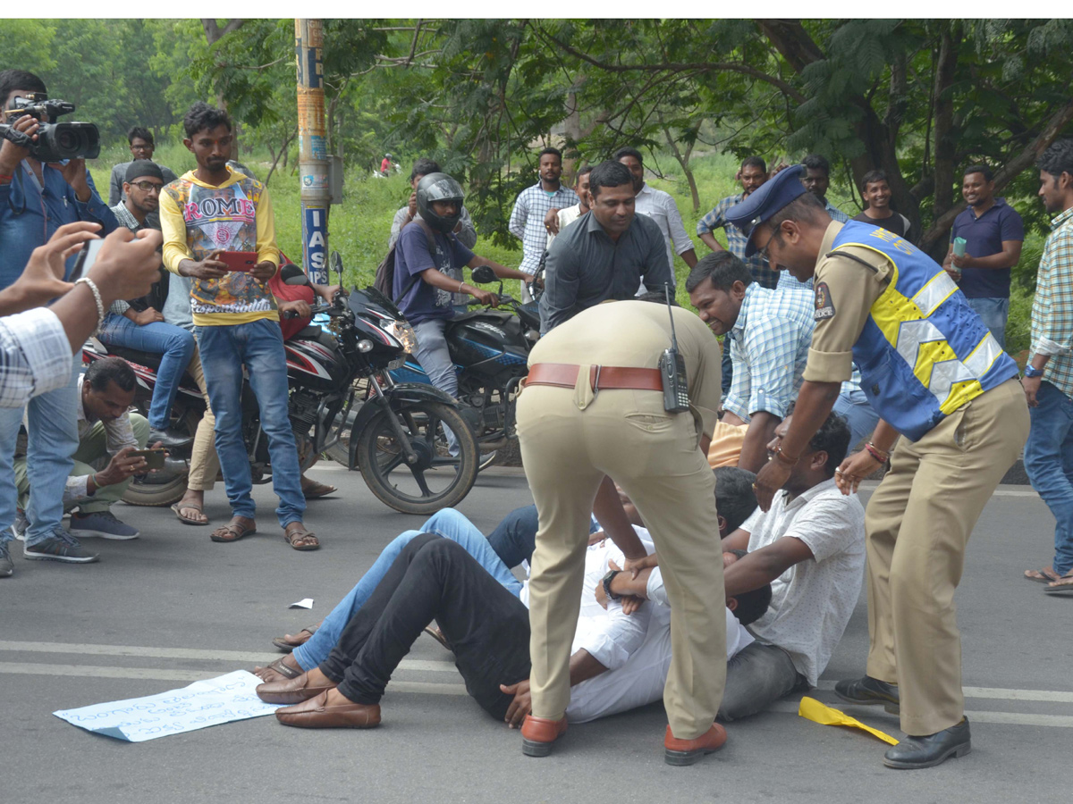 OU students protest in support of RTC strike Photo Gallery - Sakshi12