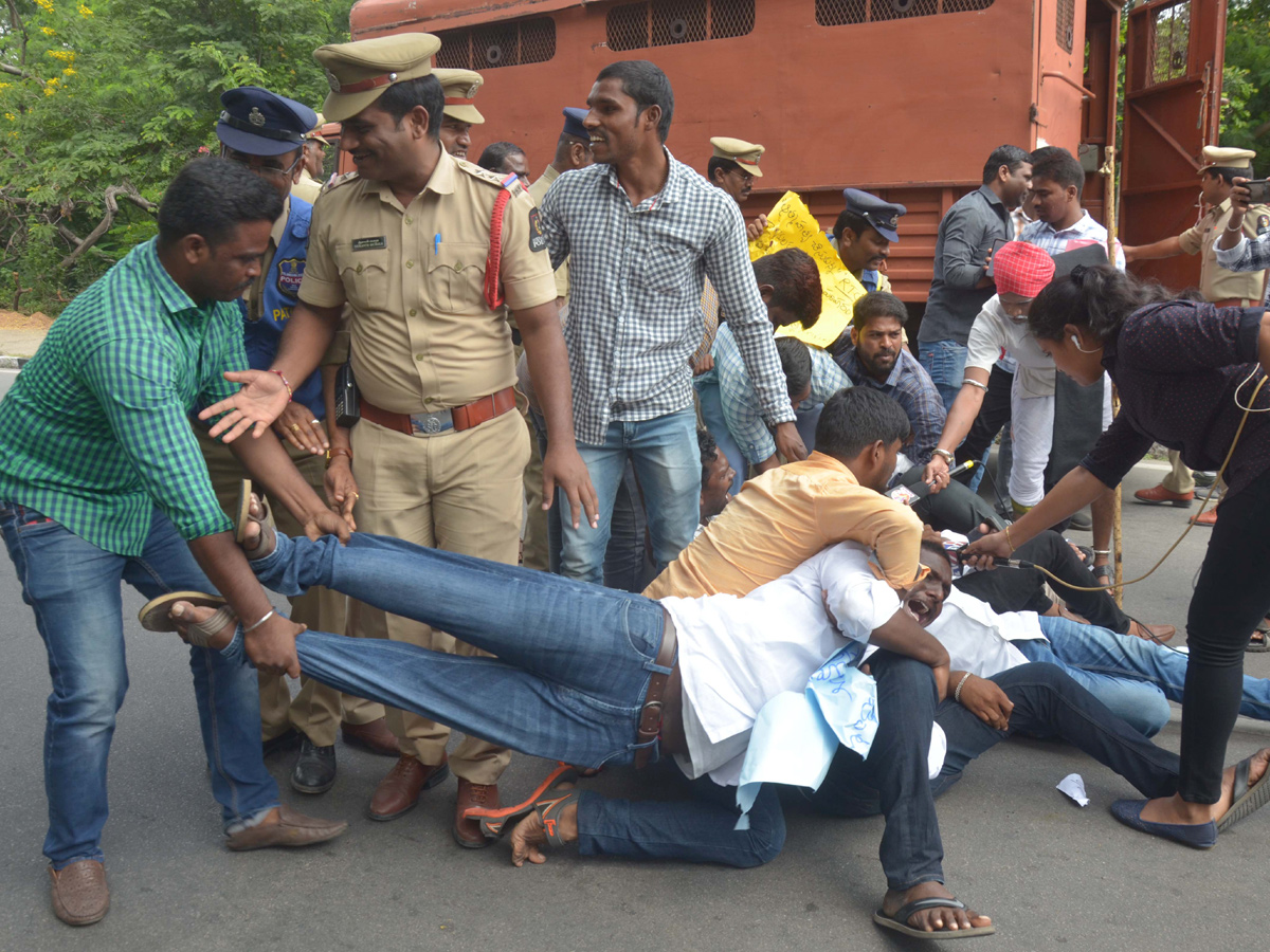 OU students protest in support of RTC strike Photo Gallery - Sakshi13