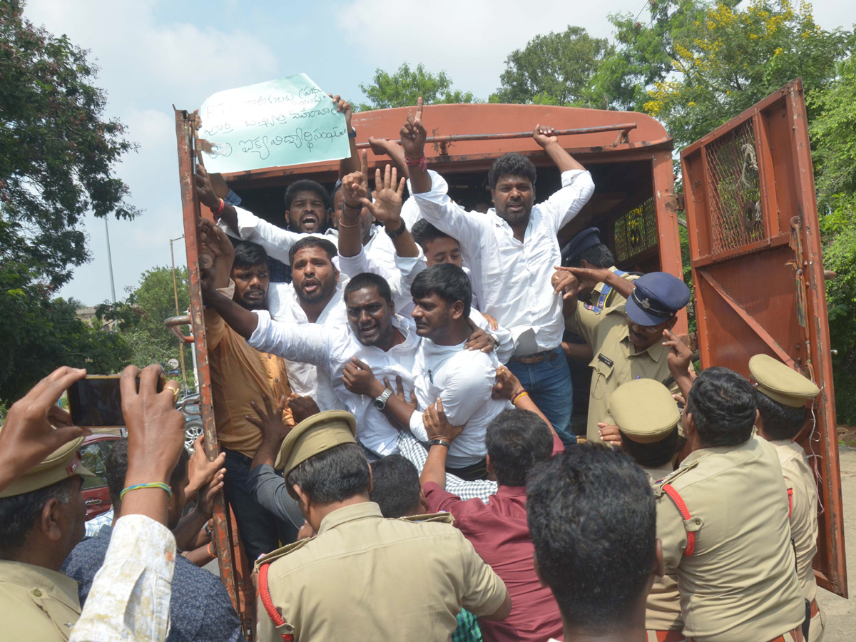 OU students protest in support of RTC strike Photo Gallery - Sakshi3