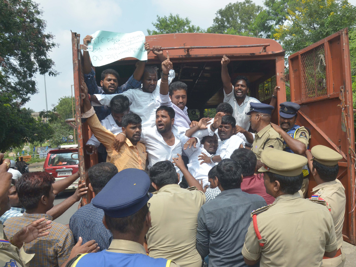 OU students protest in support of RTC strike Photo Gallery - Sakshi4