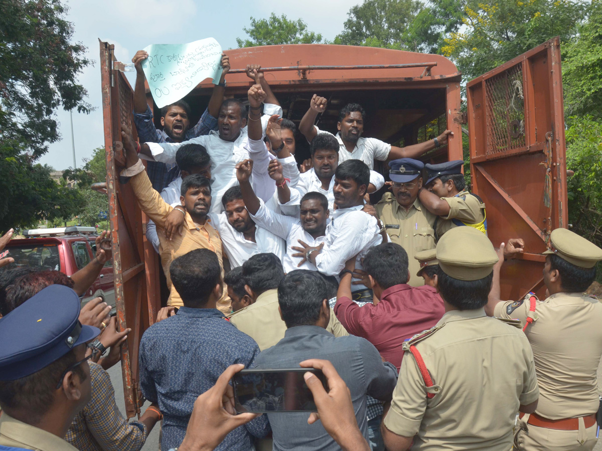 OU students protest in support of RTC strike Photo Gallery - Sakshi5