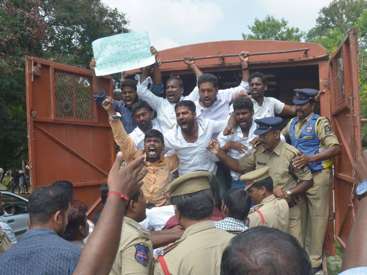 OU students protest in support of RTC strike Photo Gallery - Sakshi6