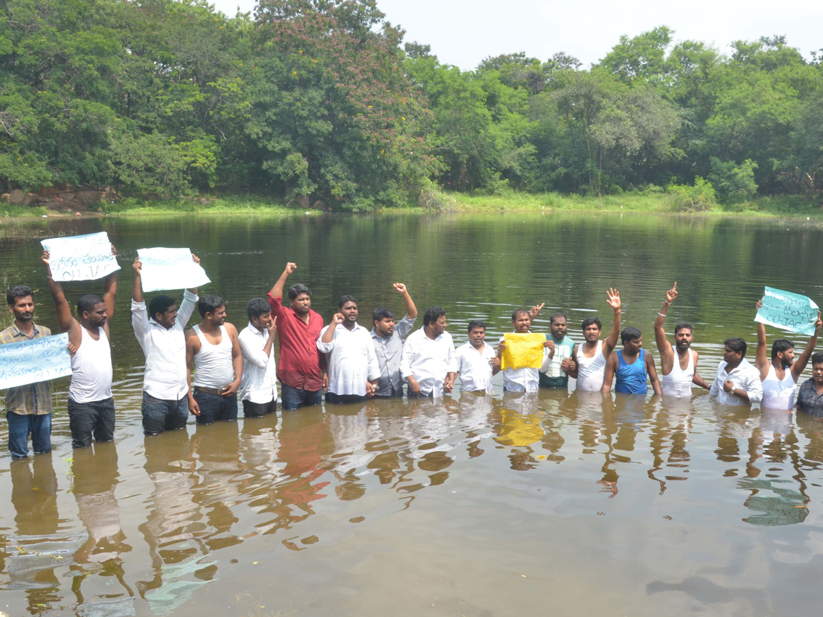 OU students protest in support of RTC strike Photo Gallery - Sakshi7