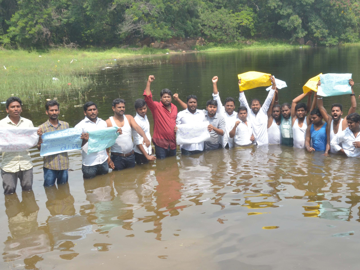 OU students protest in support of RTC strike Photo Gallery - Sakshi8