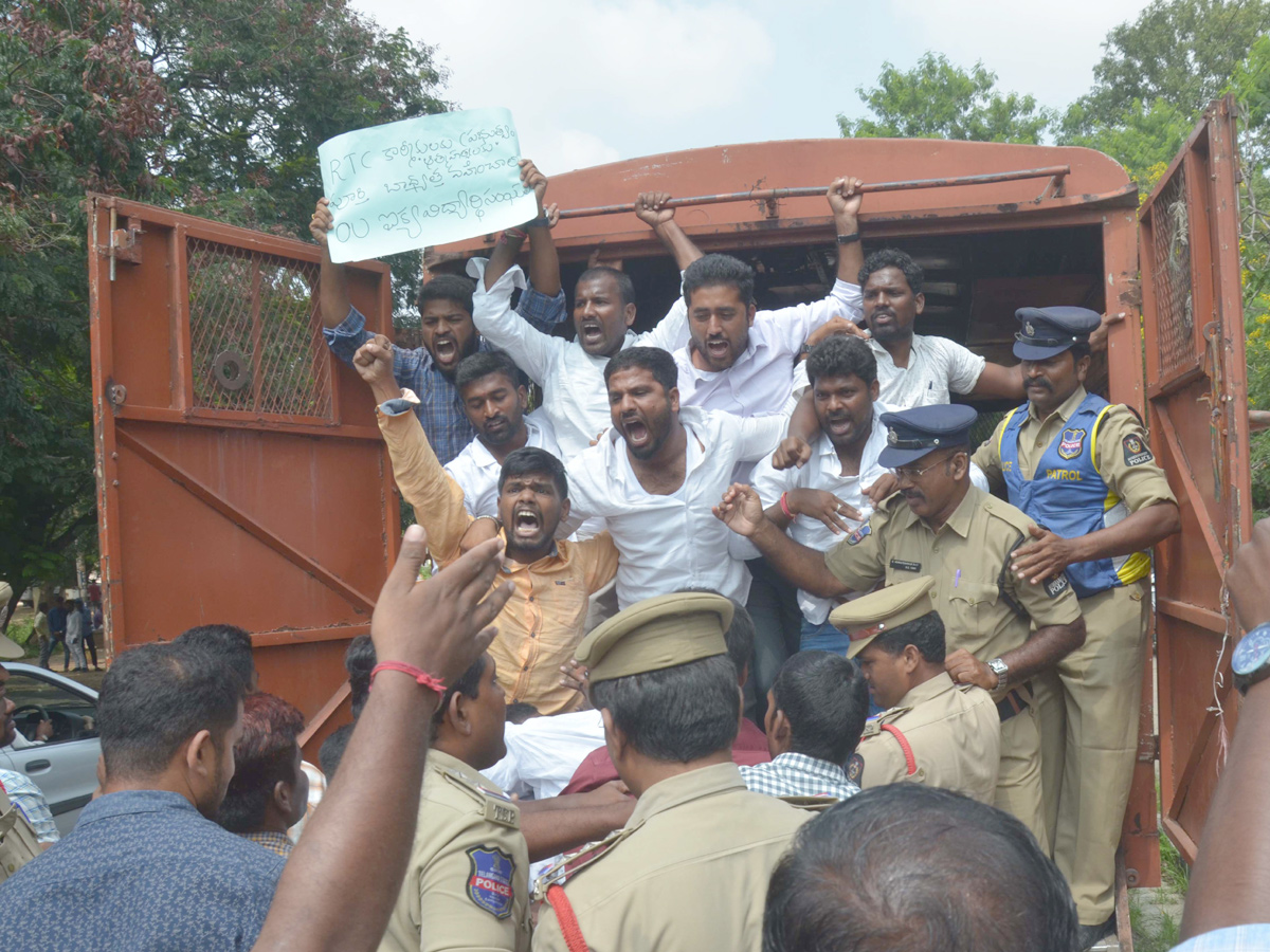 OU students protest in support of RTC strike Photo Gallery - Sakshi9