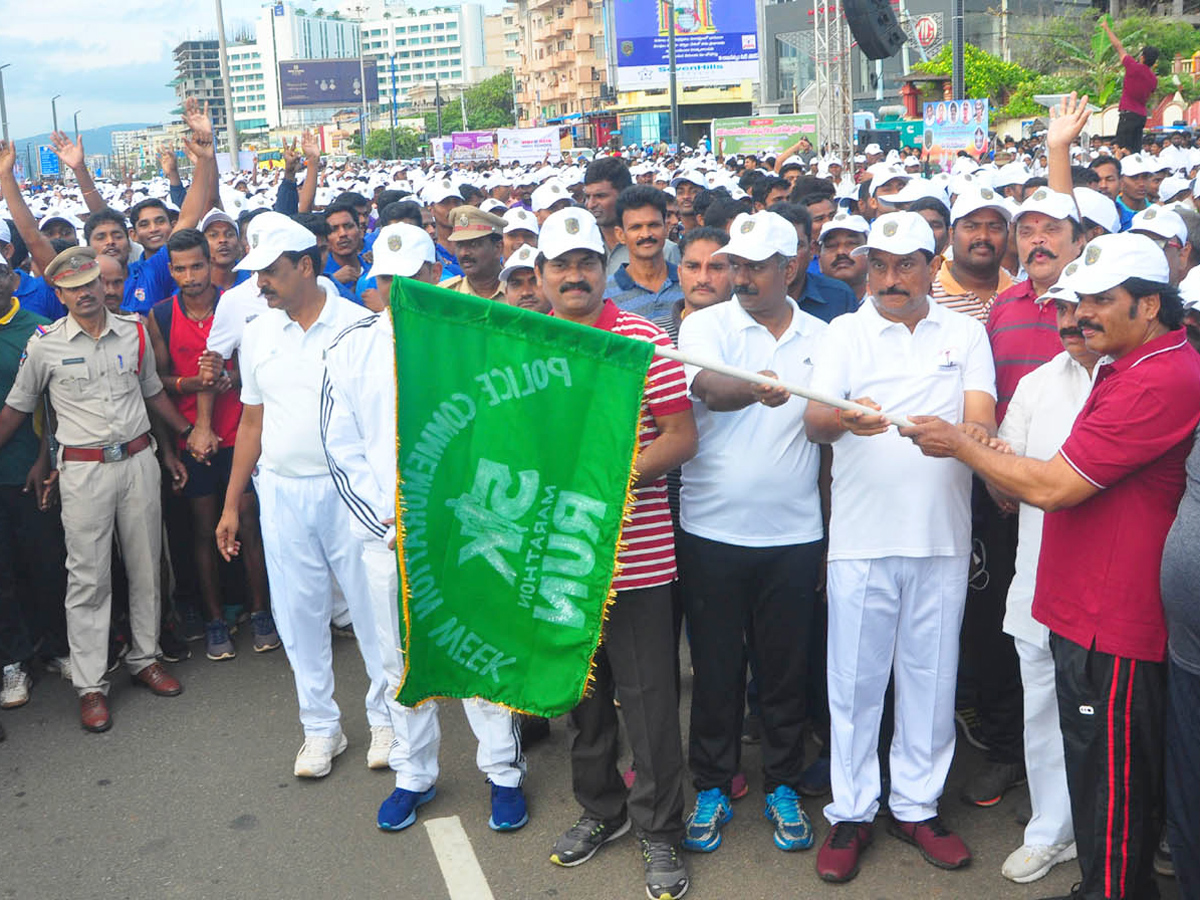 5K Run in Vizag by Police Department Photo Gallery - Sakshi4