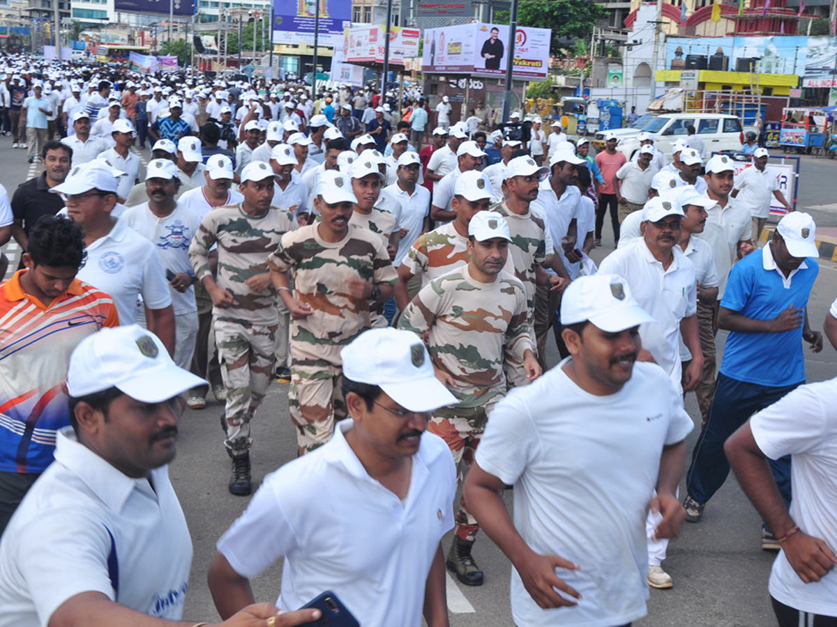 5K Run in Vizag by Police Department Photo Gallery - Sakshi6