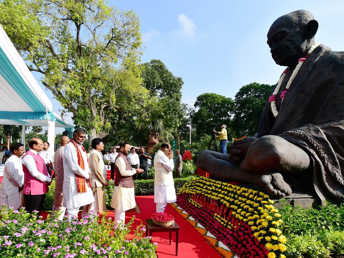 Leaders pays tribute mahatma gandhi Photo Gallery - Sakshi12