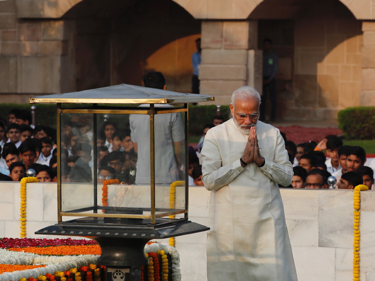 Leaders pays tribute mahatma gandhi Photo Gallery - Sakshi13