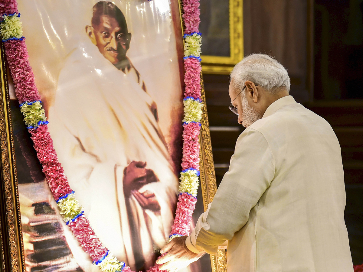 Leaders pays tribute mahatma gandhi Photo Gallery - Sakshi14