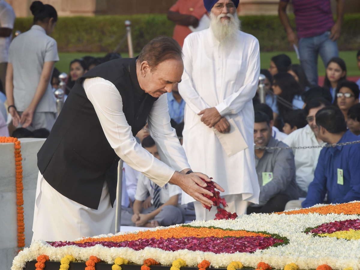 Leaders pays tribute mahatma gandhi Photo Gallery - Sakshi15