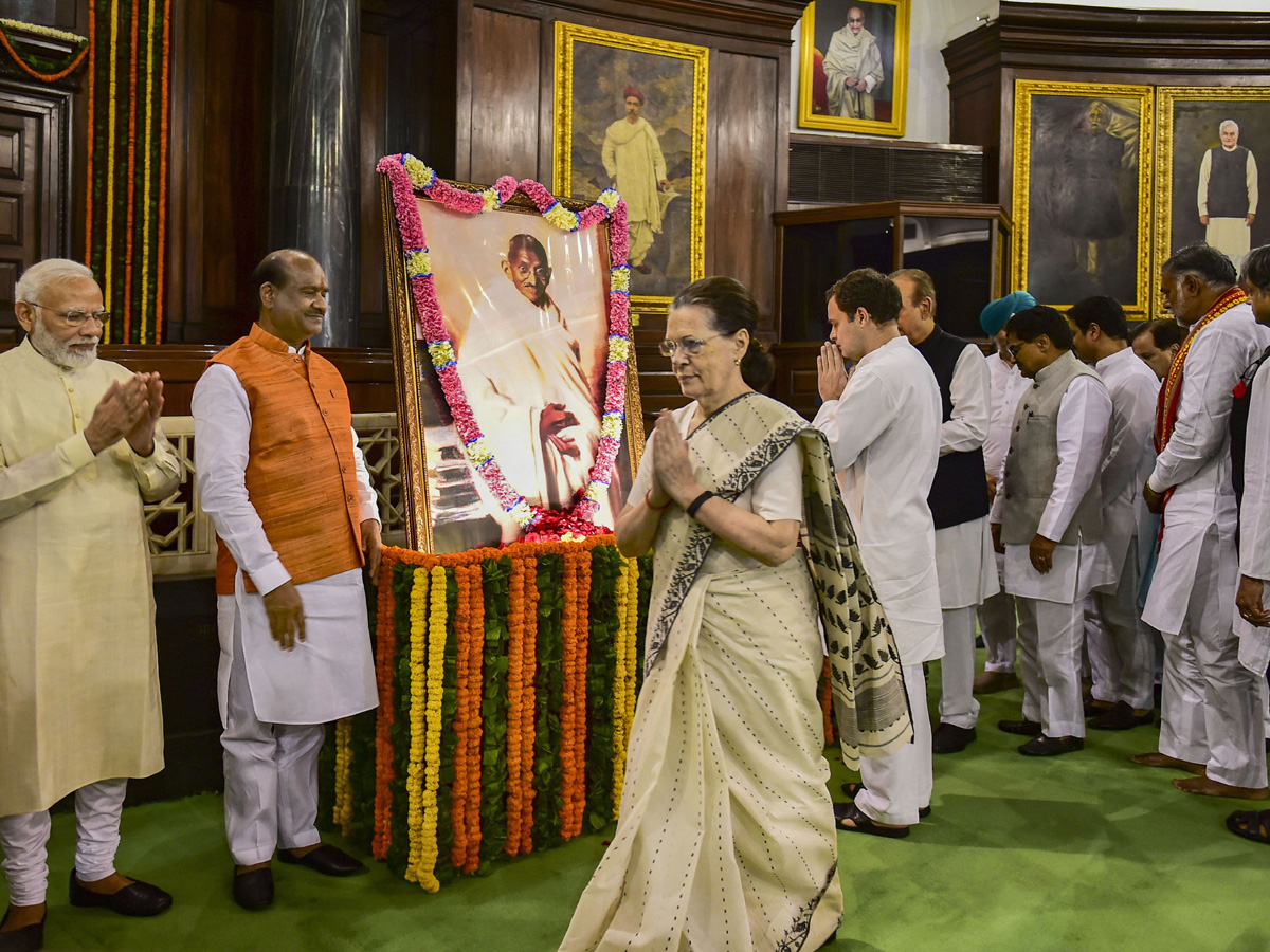 Leaders pays tribute mahatma gandhi Photo Gallery - Sakshi16