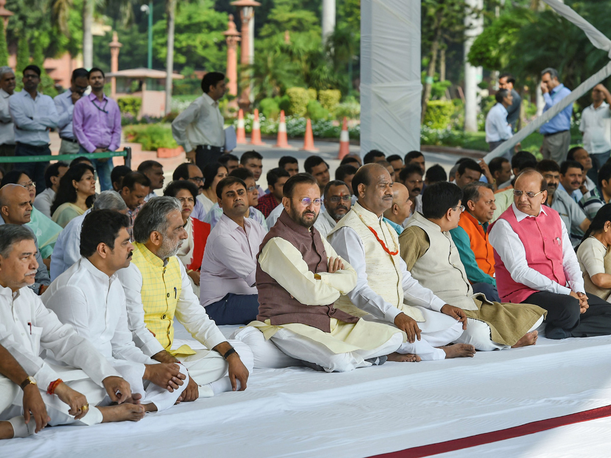 Leaders pays tribute mahatma gandhi Photo Gallery - Sakshi21