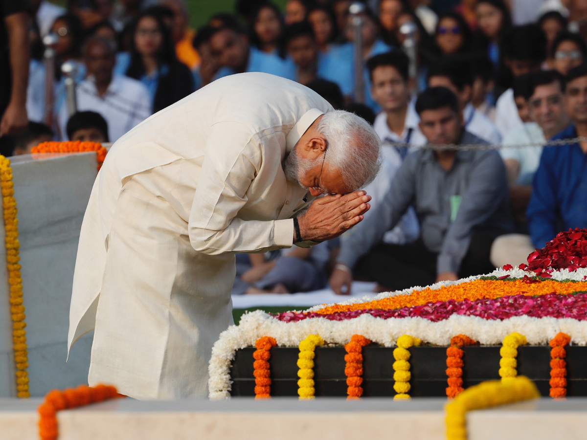 Leaders pays tribute mahatma gandhi Photo Gallery - Sakshi1