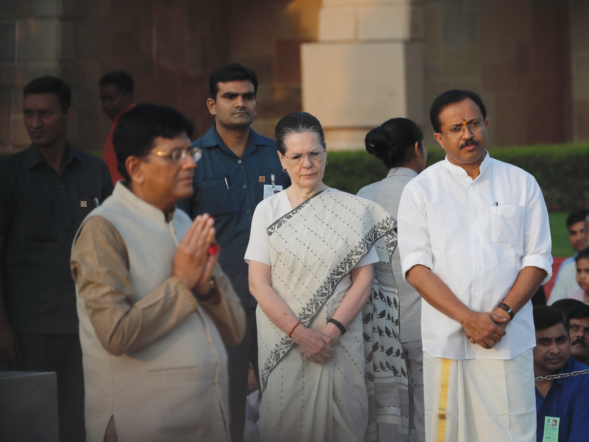 Leaders pays tribute mahatma gandhi Photo Gallery - Sakshi5